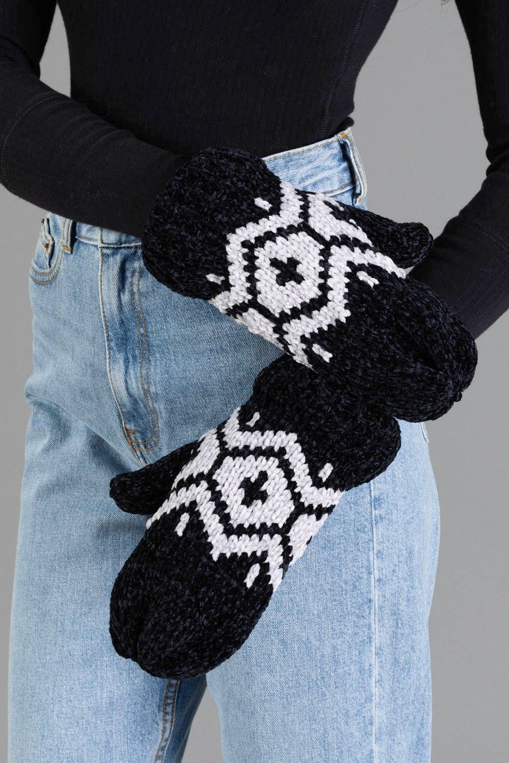 Black & Lt. Gray Patterned Chenille Mittens
